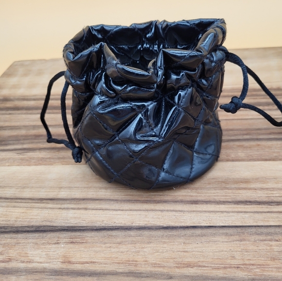 GUESS Black Quilted Women's Drawstring Pouch, Like New, Very Cute! - Picture 2 of 6